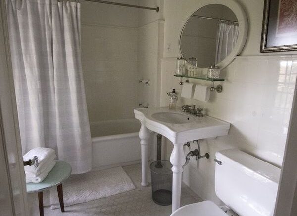 Lincoln Room bathroom